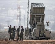 Az izraeli hadsereg légvédelmi Vaskupola-egységeket telepített Tel-Aviv környékére