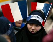 A francia kormány módosítaná az állam és egyház szétválasztását kimondó törvényt