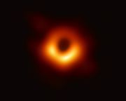 Először alkottak képet egy fekete lyukról