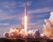Egyszerre 3 rakétát hozott vissza a SpaceX