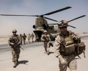 Az amerikai elnök elrendelte további ezer katona Közel-Keletre telepítését