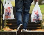 Egy év alatt felére csökkent az angliai szupermarketekben eladott nejlonzacskók száma