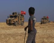 Légicsapással indult a török offenzíva Szíriában