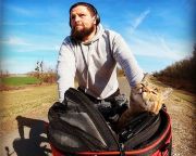 Budapestre érkezett Dean Nicholson, aki cicájával a kosarában biciklizi körbe a világot