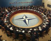 A NATO országoknak fel kell adniuk egy teljes, saját hadsereg tartását