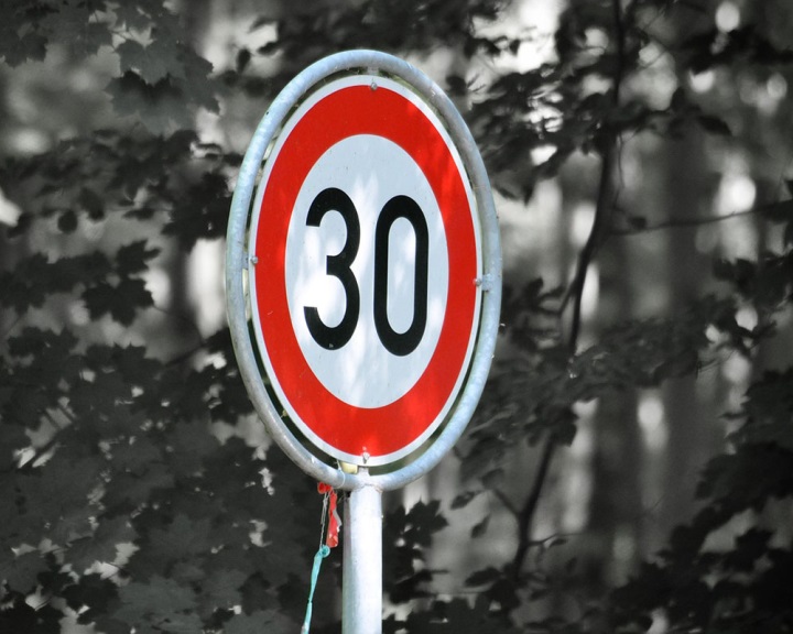 Az EP 30 kilométeres óránkénti sebességkorlátozást vezetne be a lakott területeken