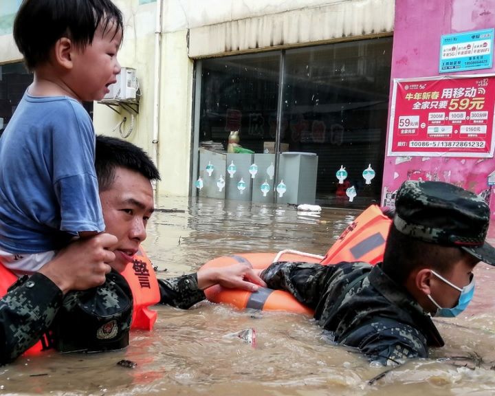 Összefüggést találtak a 2020-as kínai óriási esőzések és a járvány miatti leállások között