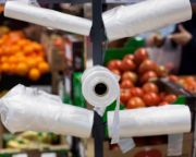 Az Auchan megszünteti üzleteiben a műanyagzacskót