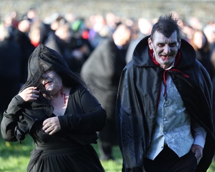 Vámpírnak öltözött rajongók ünnepelték a Drakula-regény 125. évfordulóját