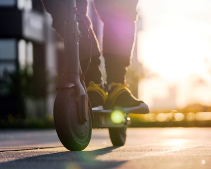 A mobilitási szövetség szabályozást sürget az elektromos rollerek használatára