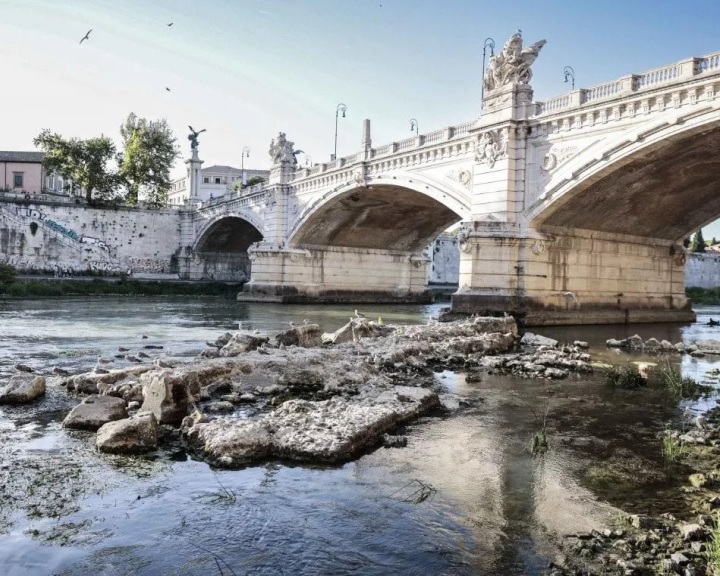 Ókori híd romjai bukkantak elő az alacsony vízállású Tiberis folyó medréből