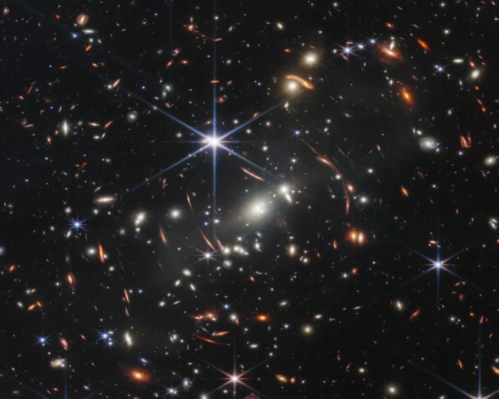 A James Webb űrteleszkóp első közzétett felvétele ősi galaxisokat ábrázol