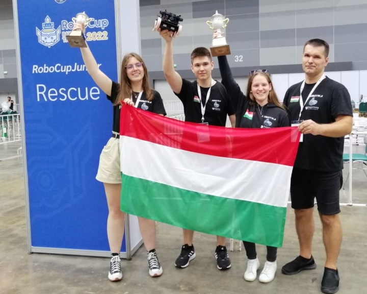 Ifjúsági robotikai világbajnokságon nyert első és második helyet a magyar csapat