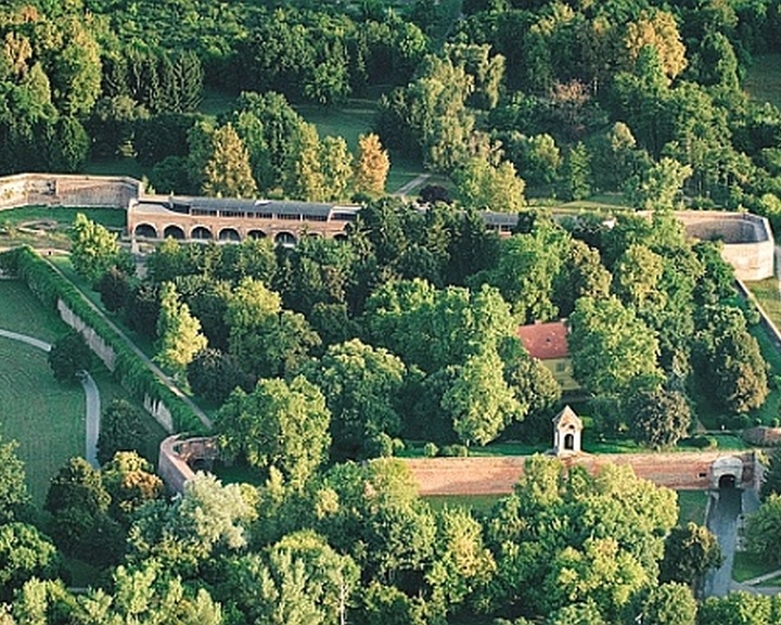Megújult a Zrínyi-várat övező park Szigetváron