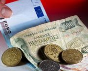 A nyugdíjak és állami fizetések felét drachmában kellene fizetni