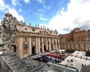 A Vatikánban a pápa volt komornyikjának bűntársait keresik