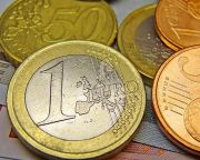 Az európaiak negatívan értékelik az euróra való áttérést