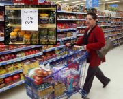 Lejárt szavatosságú élelmiszert is vásárolhatnak Görögországban