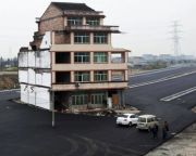 Lebontották az autóút közepén álló házat Kínában