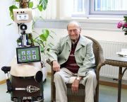Nagy piaca lesz az idős-ápoló robotoknak