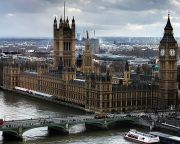 Előzetes konzultációhoz kötötte a brit parlament a fegyverszállítást