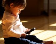 Az okos-telefonok és a tabletek megnehezítik a szülők dolgát