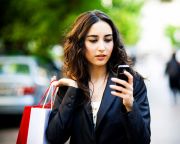 Az okos-telefon az online vásárlás új eszköze