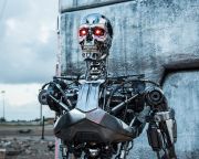 Musk és Hawking: Fagyasszák be katonai robotok fejlesztését!
