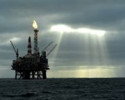 Energiaügynökség: az alacsony olajár csökkenti a világpiaci kínálatot