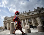 A Vatikán vádat emelt a bizalmas dokumentumok közléséért