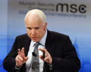 McCain: Putyin fegyverként használja a menekültválságot