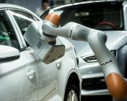 Robotok mérik az illesztéseket az Audi-gyárban