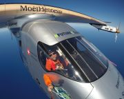 Megkezdte az Atlanti-óceán átszelését a napelemes repülő