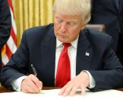 Donald Trump aláírta az első elnöki rendeletet