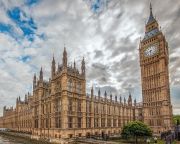 Felelőtlennek tartja a közösségi médiacégeket a brit parlament