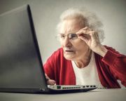 A Facebook és a böngészés érdekli a nyugdíjasokat, nem az informatika