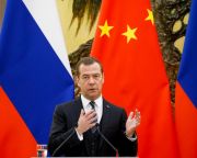 Medvegyev: nem szabad, hogy a világot egyetlen valuta uralja