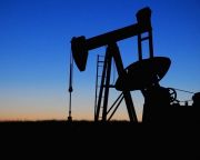 Az OPEC megállapodott az olajtermelés csökkentésének meghosszabbításáról