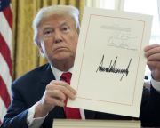 Donald Trump amerikai elnök aláírta az adótörvényt
