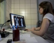 Alacsony sugárdózisú röntgenkészüléket kapott a pécsi ortopédiai klinika
