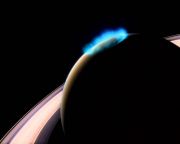Sarki fény ragyog délben a Szaturnuszon