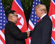 Trump – Kim Dzsongun: történelmi kézfogás Szingapúrban