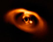 Újszülött bolygót kaptak lencsevégre a csillagászok
